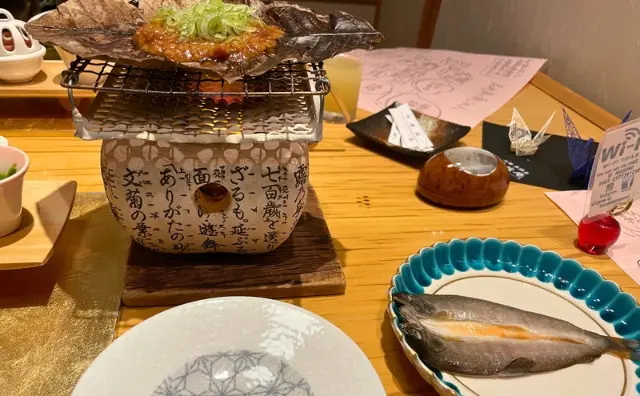 「本陣平野屋 花兆庵」の朝食：「朴葉みそ」と「岩魚の一夜干し」