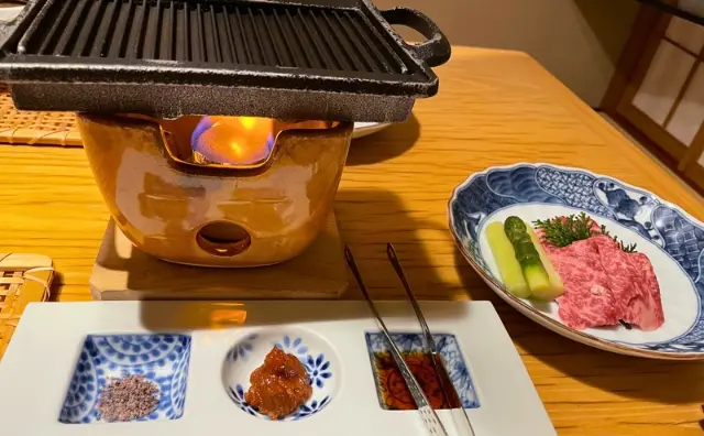 「本陣平野屋 花兆庵」の夕食：飛騨牛の食べ比べ