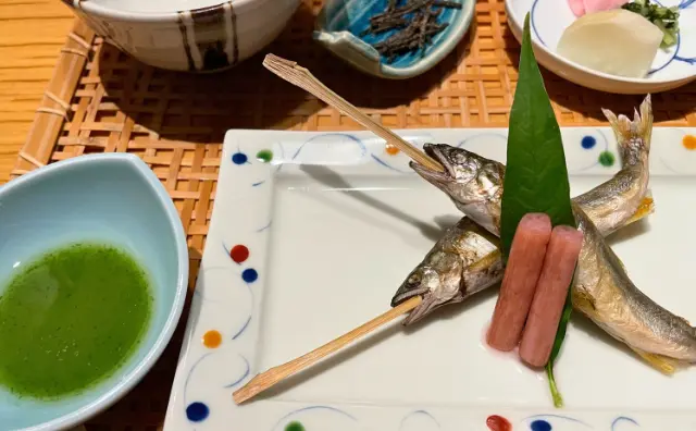 「本陣平野屋 花兆庵」の夕食：若鮎の汐焼き