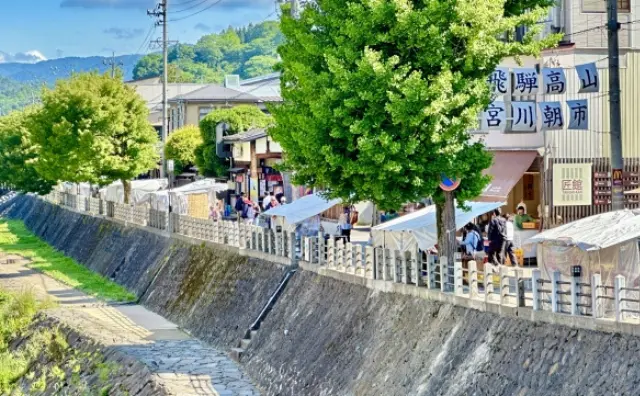 飛騨高山宮川朝市の様子